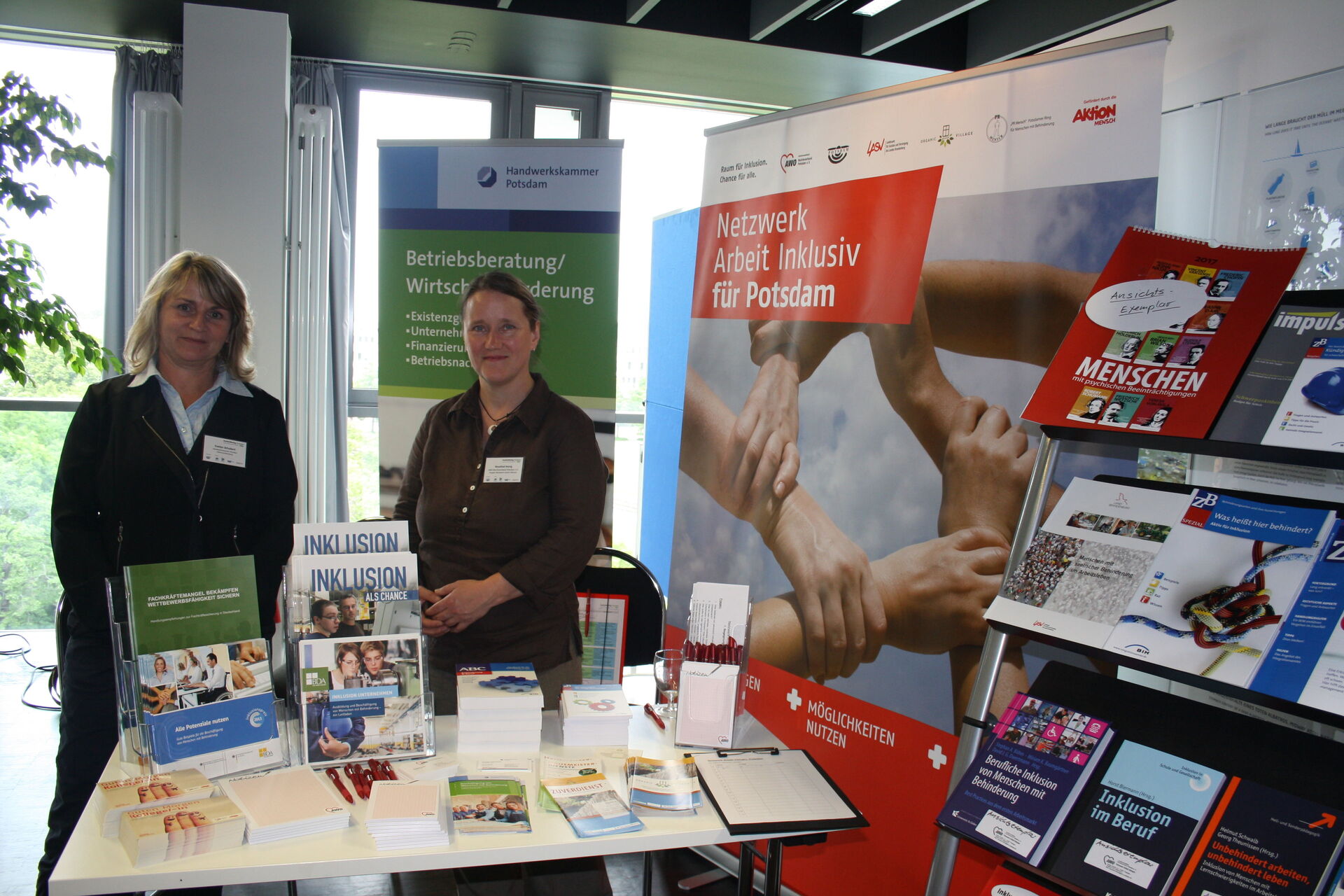 Infostand Fachkräftetag der Stadt Potsdam 2017. Frau Honig und die Inklusionsberaterin der Handwerkskammer stellen Informationen zur Verfügung.