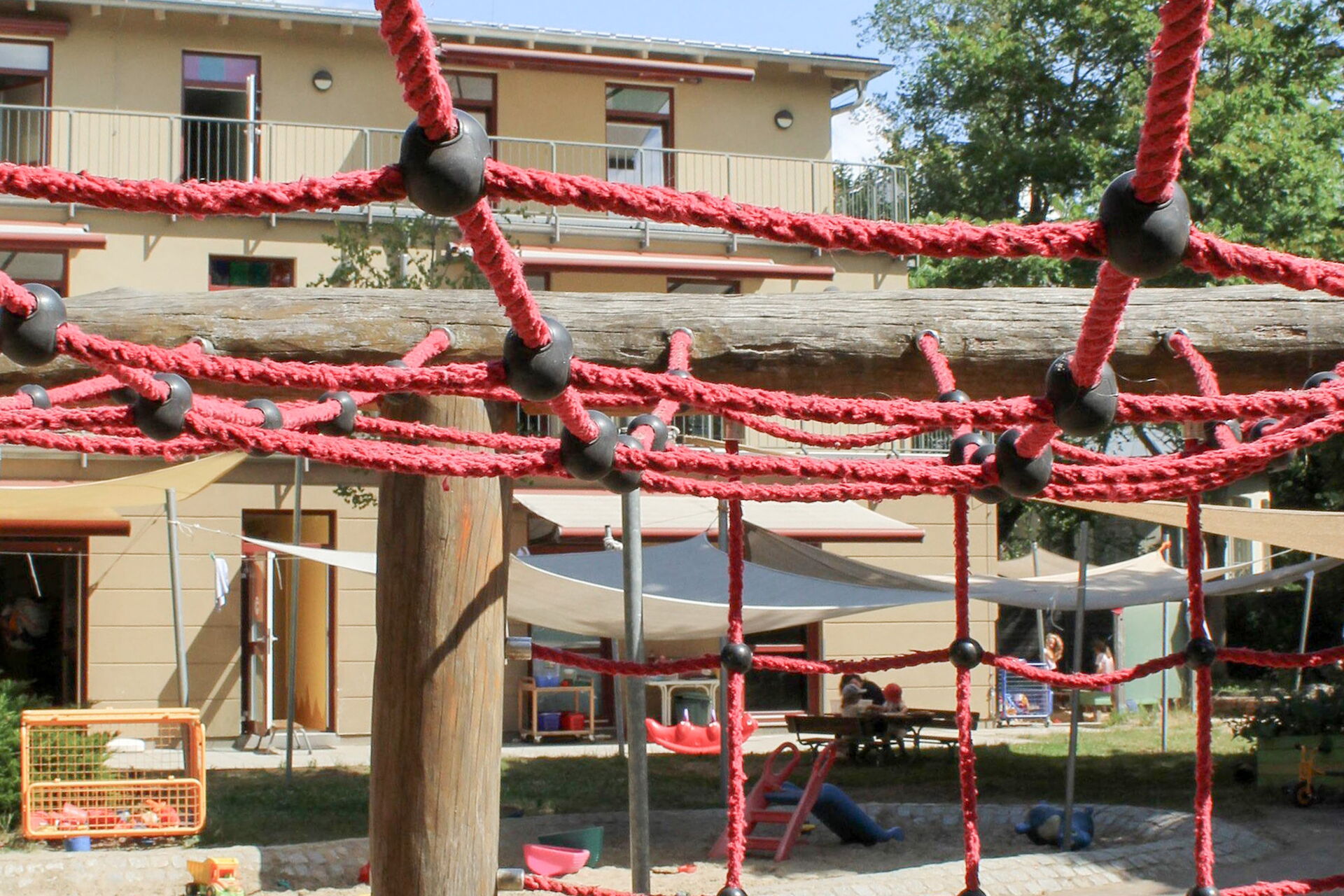 Spielplatz. Sandkasten, Klettergerüst.