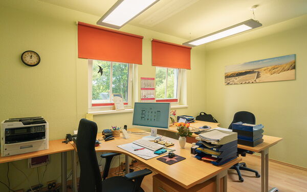 Büro mit 2 Schreibtischen.