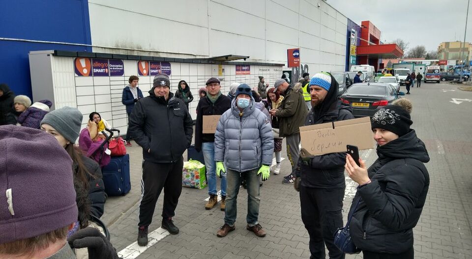 Erster Hilfstransport mit Familien und Katze zurück