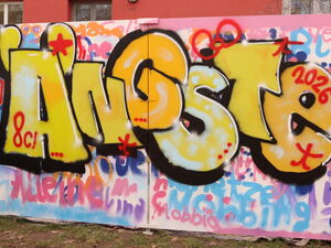 Besprayte Graffiti Wand. Groß das Wort "ÄNGSTE" in Gelb.