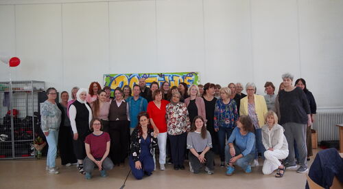 Großes Gruppenfoto. Ca. 35 Personen.