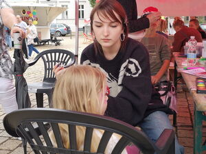 Kinder beim Kinderschminken.