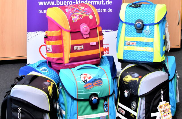 8 neue Schulranzen in schwarz, grün, pink und blau.