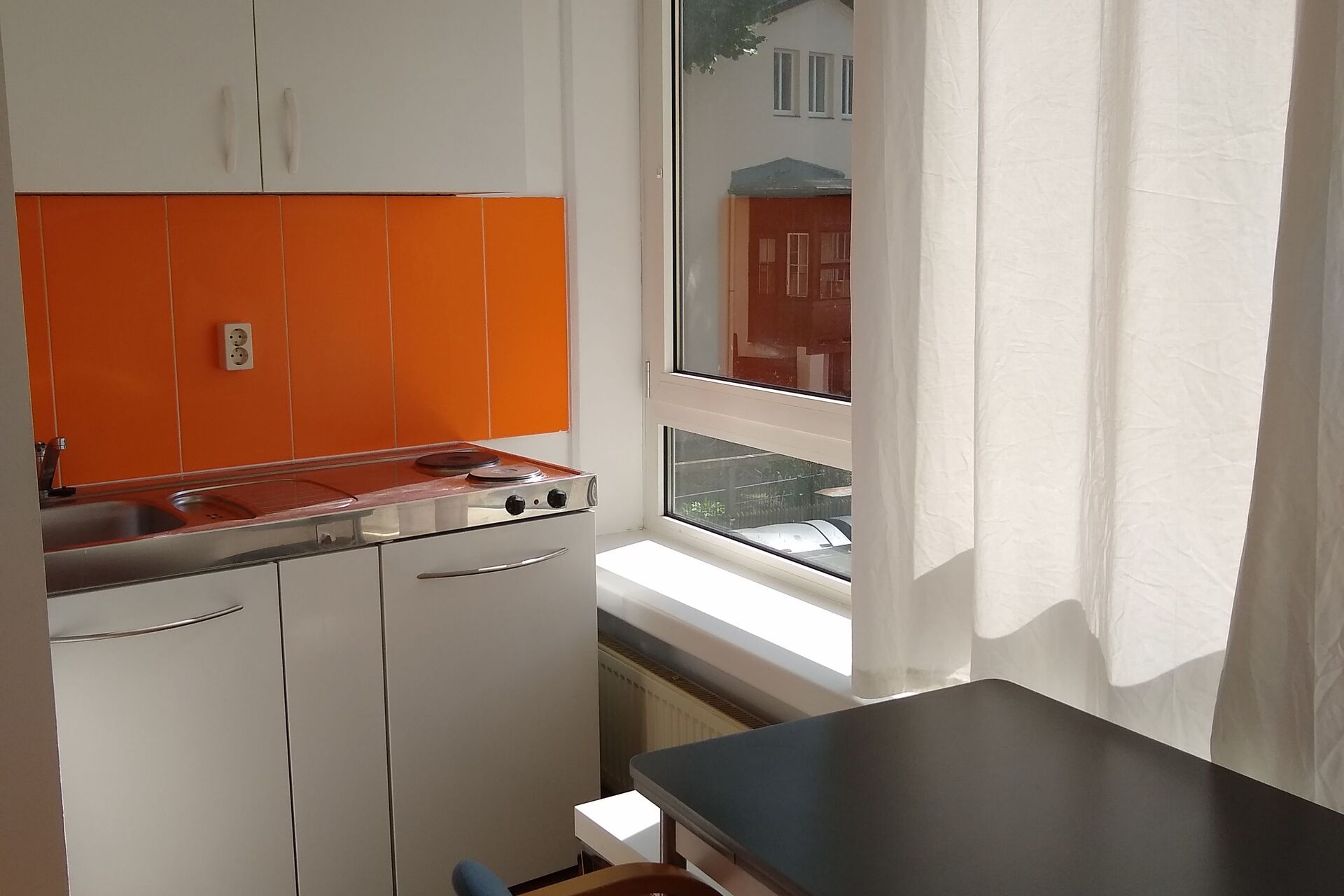 Foto eines Tisches am Fenster