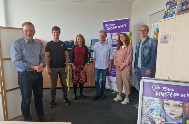 Gruppenbild im Büro Kinderarmut. 6 Personen, zwei davon Frauen.