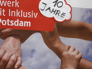 Das große Roll-Up-Banner vom Netzwerk Arbeit inklusiv mit einer kleinen Wolke die angeklebt wurde. In der Wolke steht: 10 Jahre