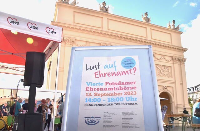 Nahaufnahme vom Aufsteller Text: Lust auf Ehrenamt? Vierte Potsdamer Ehrenamtsbörse 13. September 2023, 14 - 18 Uhr. Im Hintergrund ist das Brandenburger Tor in Potsdam.