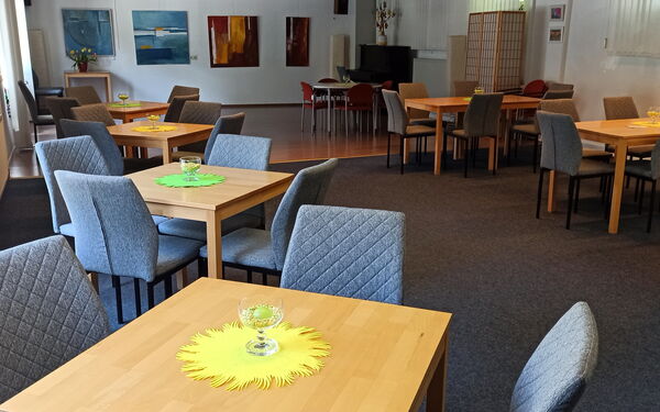 Tische mit Stühlen in einem Café.