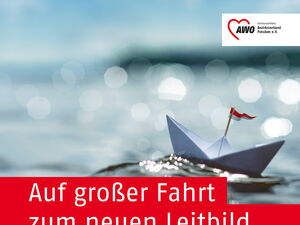 Ein kleines Papierschiffchen im Wasser. Unten weiße Schrift auf rutem Hintergrund. Text: Auf großer Fahrt zum neuen Leitbild - Kleiner Wegweiser