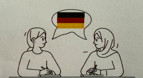 Einfache Zeichnung: Zwei Frauen, etwas zu schreiben vor sich. Ein Frau ohne Kopftuch, eine mit Kopftuch darüber eine Sprechblase mit der Deutschlandflagge.