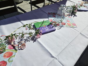 Geschmückter Tisch mit Schoko Milka und Gläser.