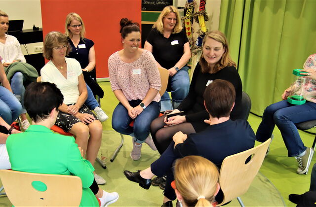 12 Frauen im Stuhlkreis, äußerer Kreis und innerer Kreis. Im inneren wird miteinander geredet, der Rest hört zu.