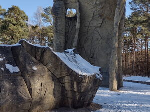 Zwei künstliche Felsen von Schnee bedeckt.