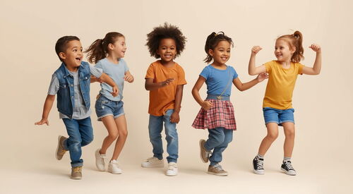 Das Bild zeigt fünf tanzende Kinder