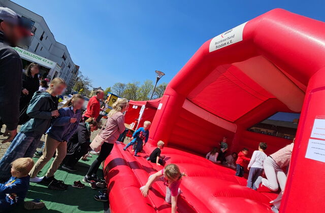 Rote Hüpfburg auf der Kinder spielen / toben.