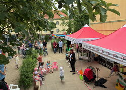 Neubaupläne Scheck und Seifenblasen zum Geburtstag