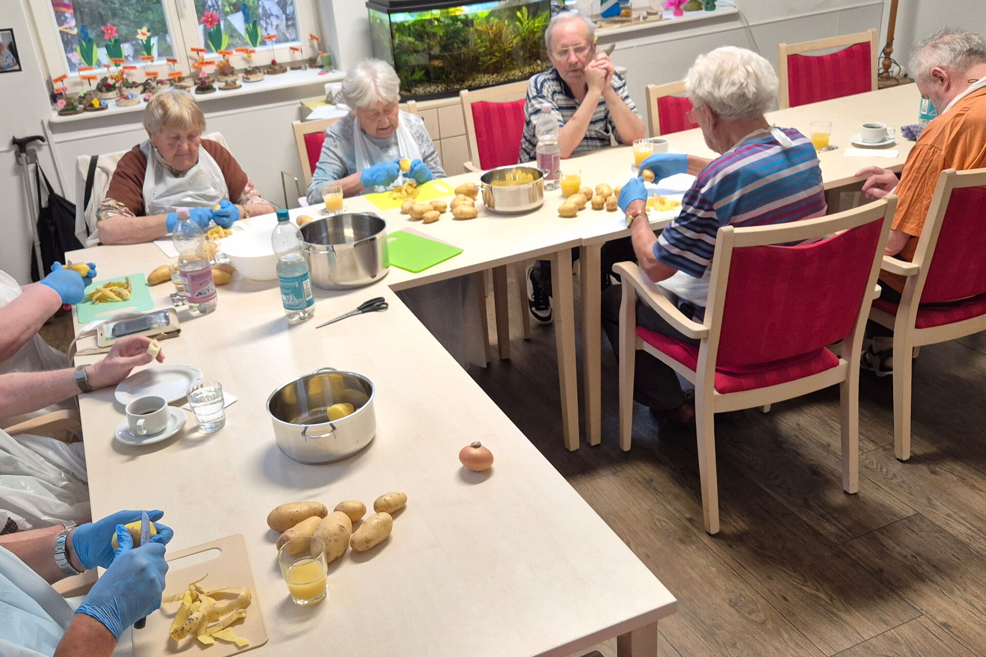 Wir Kochen zusammen, schneiden von Kartoffeln