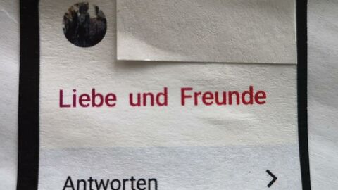 Eine Aufschrift auf einer von Kindern gestalteten Wandtafel