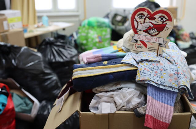 Ein Schild mit der Aufschrift Solidarität inmitten von Spenden für die Ukraine