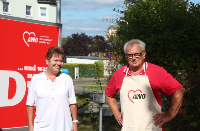 2 Personen vor einem AWO-Plakat