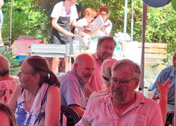 Eiswürfel und Fächer beim Sommerfest in Kleinmachnow