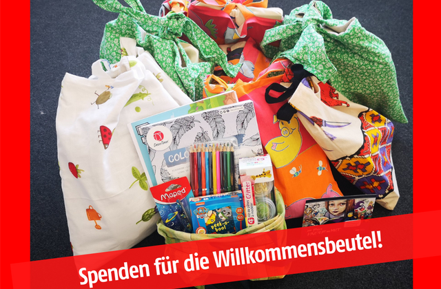 Foto von Beuteln mit Schulmaterialien und der Aufschrift: Spenden für die Willkommensbeutel!