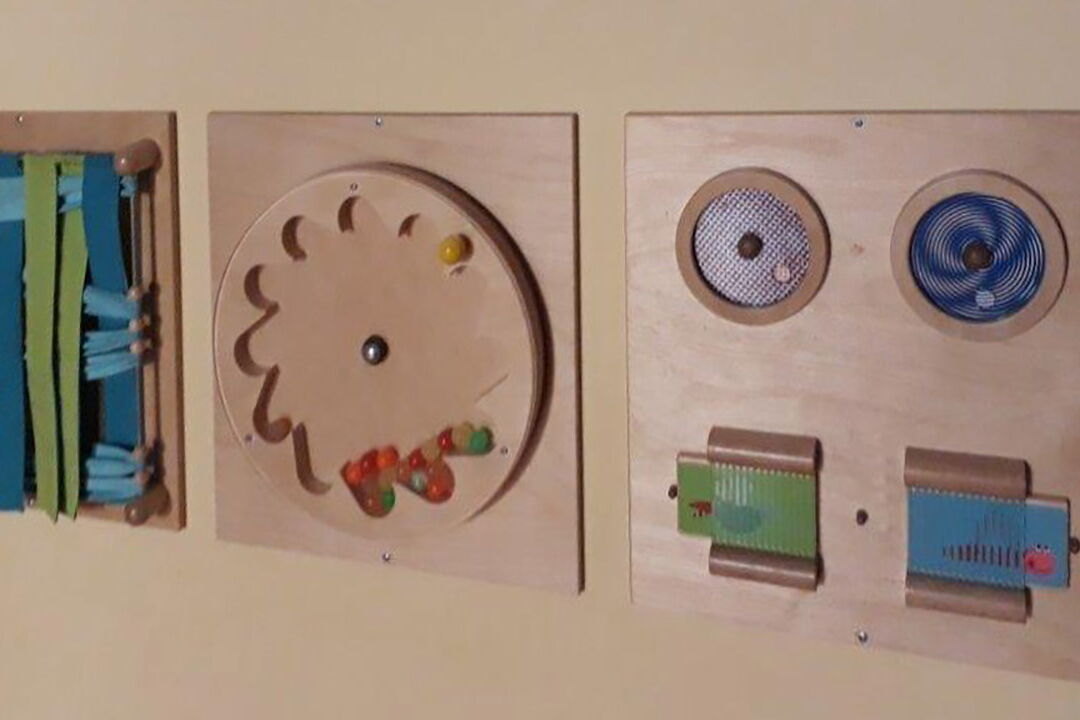 Holzspielzeug an einer Wand