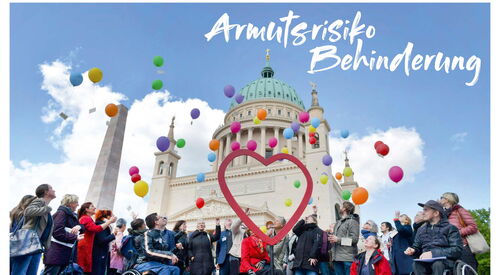 Dokumentation zur "Aktionswoche Armut von Menschen mit Behinderung" - Viele Menschen mit und ohne Behinderung vor der Nikolaikirche in Potsdam, lassen bunte Luftballons steigen.