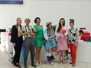 Gruppenbild. Politikerinnen und Klinikclowns stehen  nebeneinander.