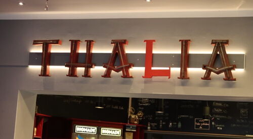 Leuchtschrift mit der das Wort "Thalia" geschrieben ist