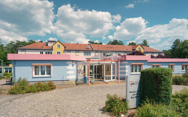 Front des Seniorenzentrums. Haupteingang. Davor gepflasterte Straße.