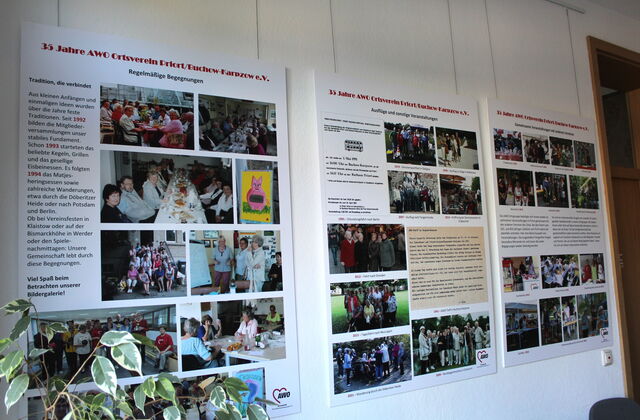 3 Schautafeln mit Chronik aus 35 Jahren Ortsverein. Bilder und Schrift.
