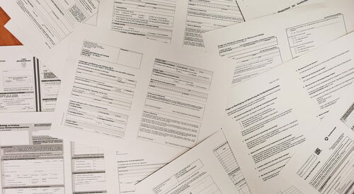Ein Wust aus Antragsformularen. Familienkasse, Jobcenter