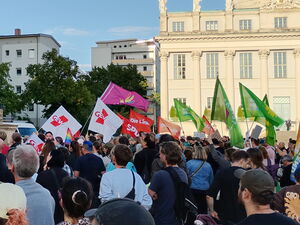 Demo mit vielen Menschen auf dem Alten Markt. Flaggen von Gewerkschaften, Parteien, CSD und Plakate von Oma gegen Rechts werden geschwenkt.