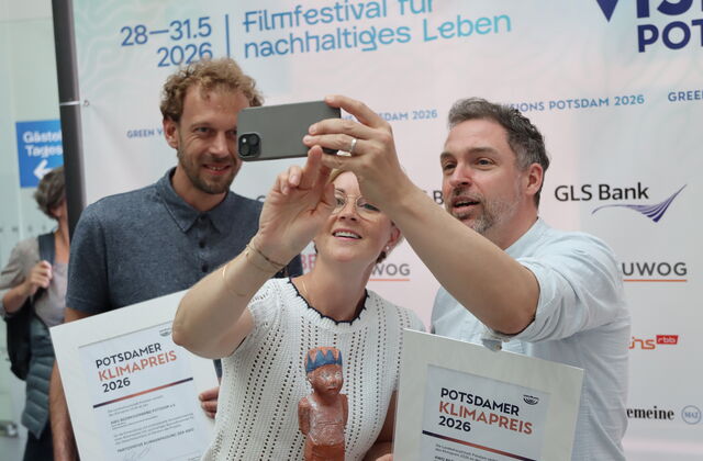 Die Preisträger des Potsdamer 15. Klimapreises bei einem Versuch, ein Selfie zu machen
