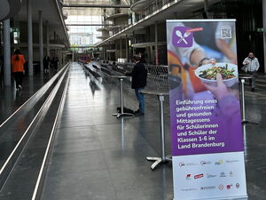 Lila Roll-Up der Volksinitiative Schule satt steht im Paul Löbe Haus.