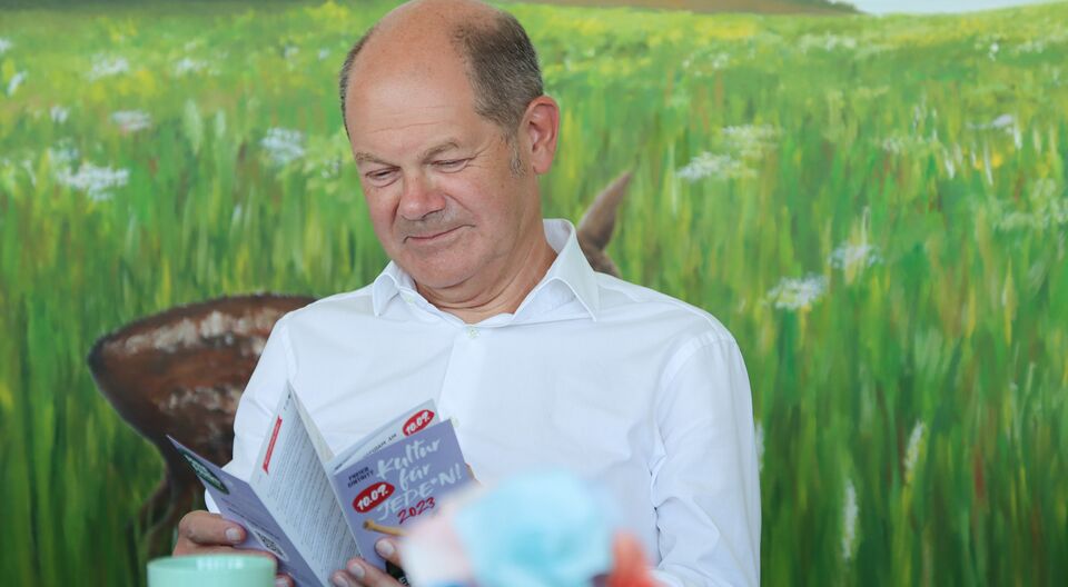 Bundeskanzler Scholz zu Besuch im AWO Büro KINDER(ar)MUT