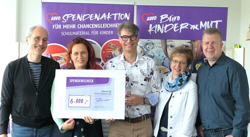 Gruppenbild. 2 Frauen, 3 Männer. Ein Spendencheck wird lächelnd in die Kamera gehalten.