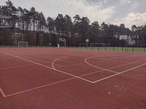 eine Tartanfeld mit Toren und Basketballkörben