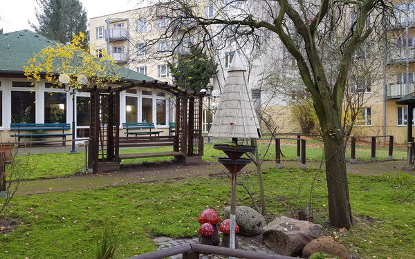 Kleiner Park mit Häusern im Hintergrund.