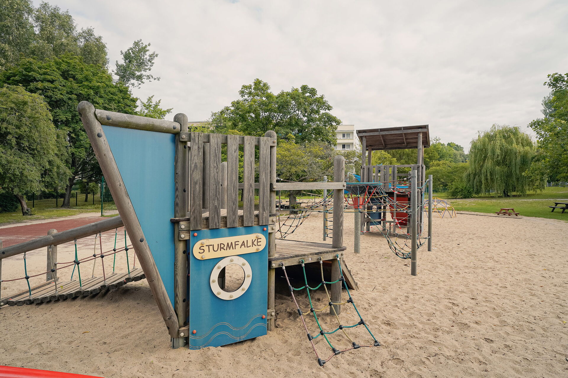 Sandkasten. Spielplatz. Klettergerüste