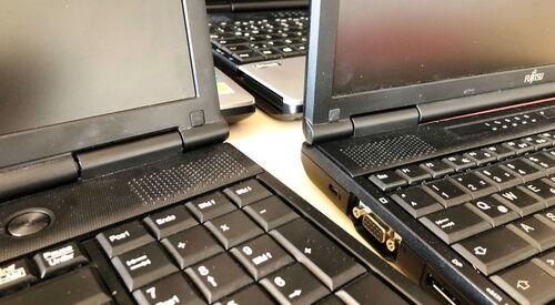 Vier aufgeklappte Laptops. Nahaufnahme.
