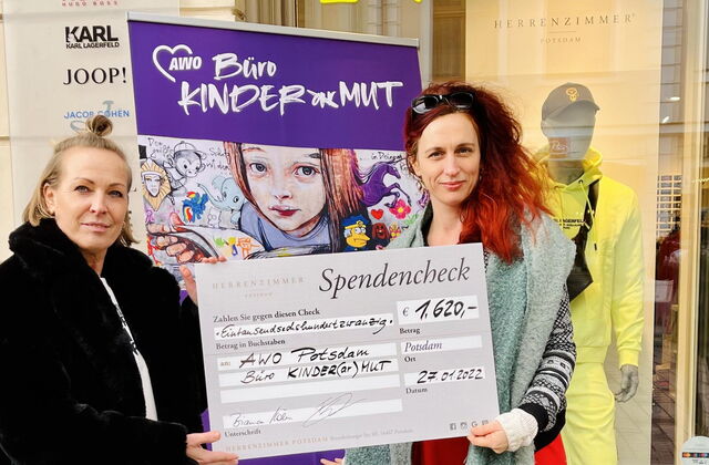 Zwei Frauen halten einen Spendencheck hoch