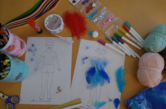 Tisch von oben mit Mal- und Bastelutensilien. Zwei Bilder nebeneinander, Junge und Mädchen. Auf dem Bild des Mädchens sind blaue Federn geklebt. Stifte, Schere, Wollknäuel, blaue Perlen, Prittstift