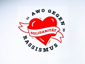 AWO GEGEN RASSISMUS - SOLILDATITÄT | Bild ein rotes Herz mit einer weißen Schärpe auf der Solidarität steht.