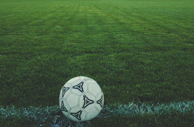 Ein Ball liegt auf einem Fußballfeld