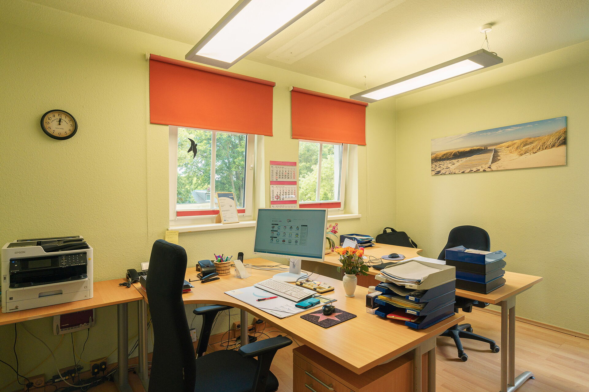 Büro mit 2 Schreibtischen.