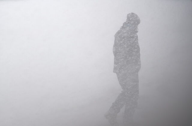 Menschliche Silhouette im Schneesturm.