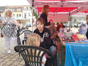 Kinder beim Kinderschminken.